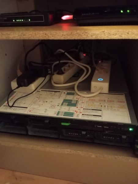 Datei:Serverschrank unten.jpg