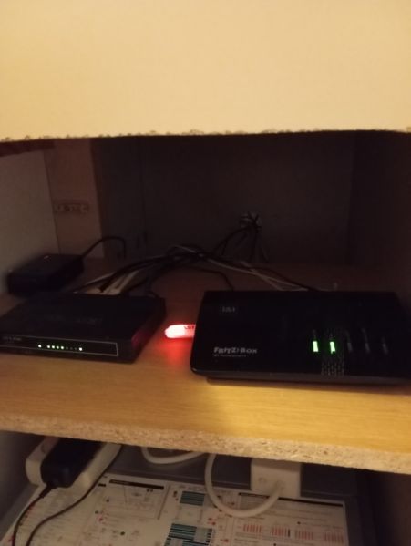 Datei:Serverschrank oben.jpg
